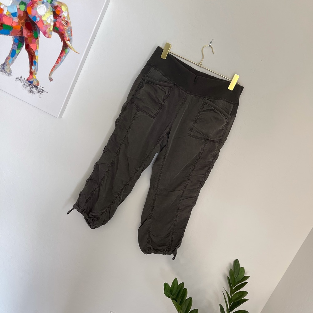 Lululemon Athletica Dance Crops Sz 8